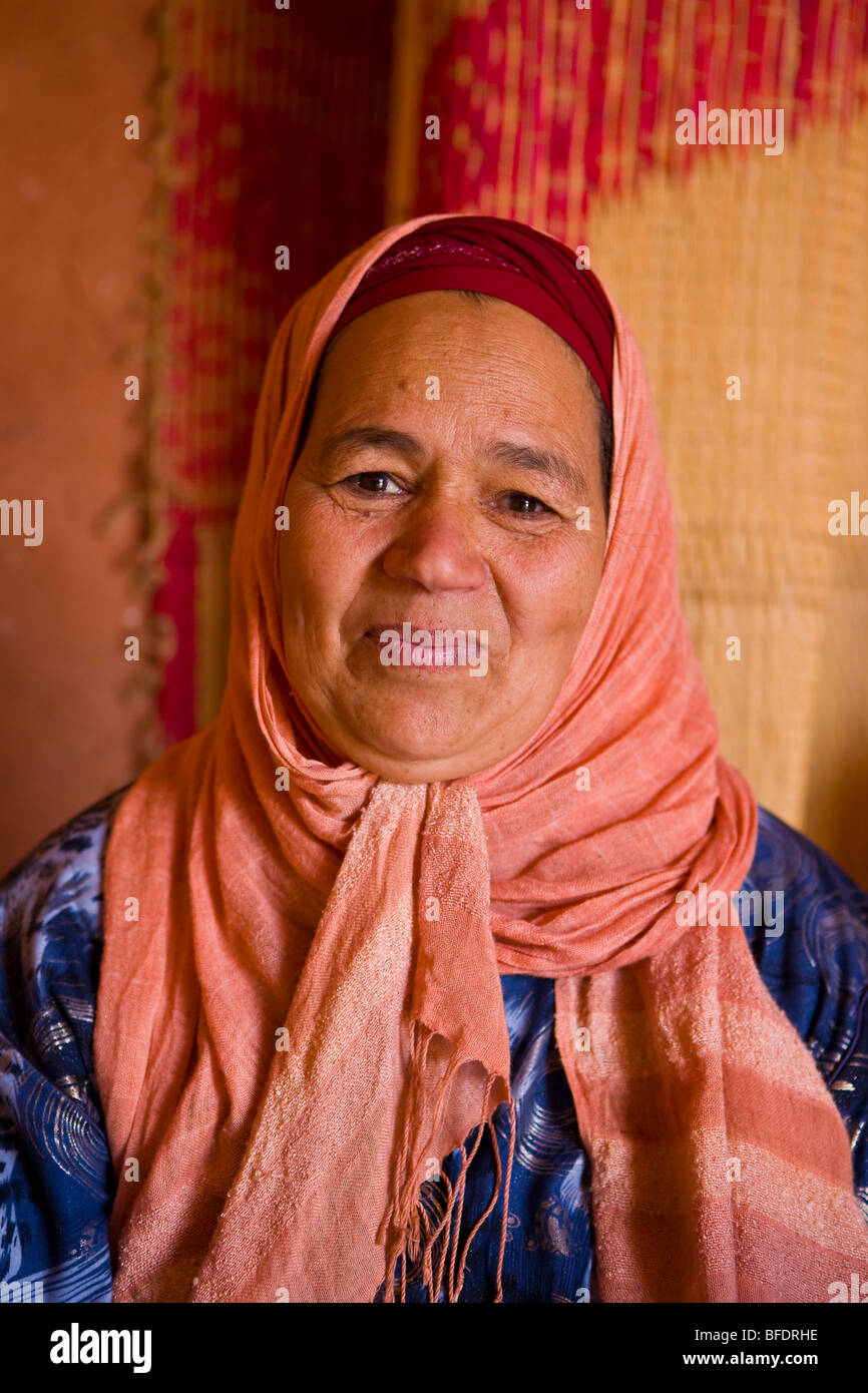 Marokko - Berber Frau am Frauen Arganöl kooperativ im Atlas-Gebirge, östlich von Marrakesch. Stockfoto