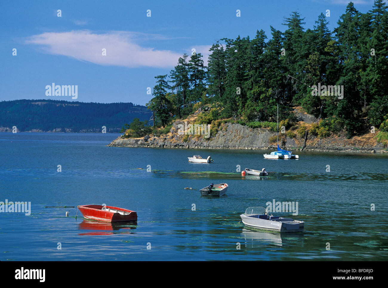 Boote in der Bucht bei Walker Haken auf Salt Spring Island, mit Galiano Island in der Ferne; Gulf Islands, British Columbia, Kanada. Stockfoto