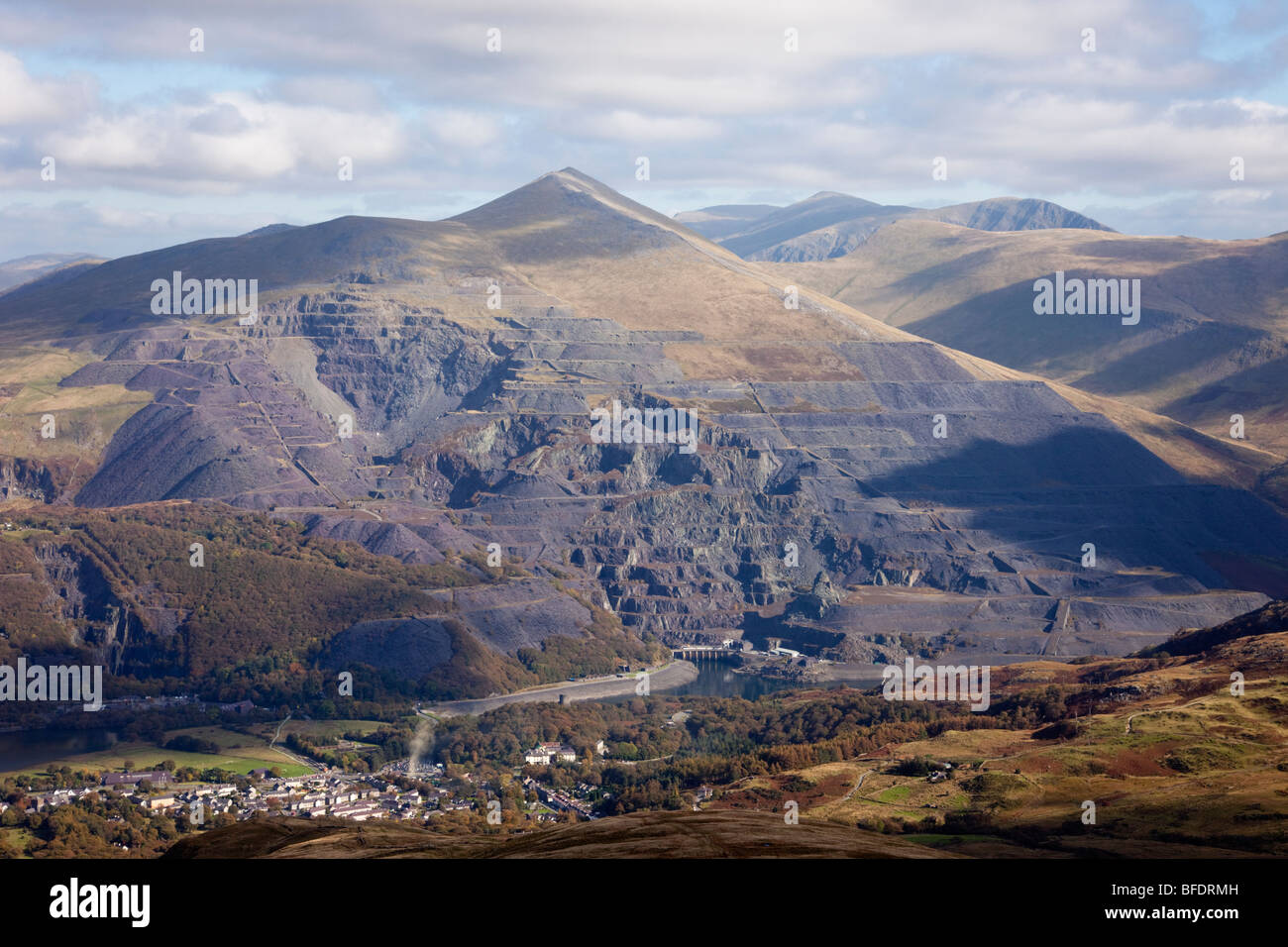 Hohe Aussicht auf Dorf und Elidir Fawr Berg alten stillgelegten Dinorwig Schiefer-Steinbruch in Snowdonia. Llanberis Gwynedd Nordwales UK. Stockfoto