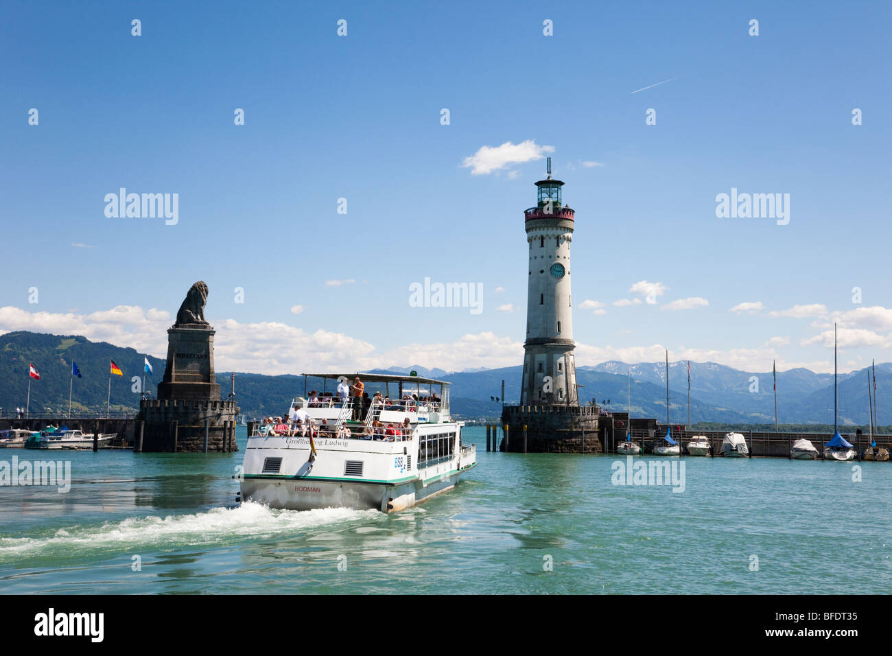 Lindau Bayern Deutschland Fähre Boot Segeln bis zum Hafen Eingang mit Leuchtturm und bayerischem Löwen Statue auf dem Bodensee Stockfoto