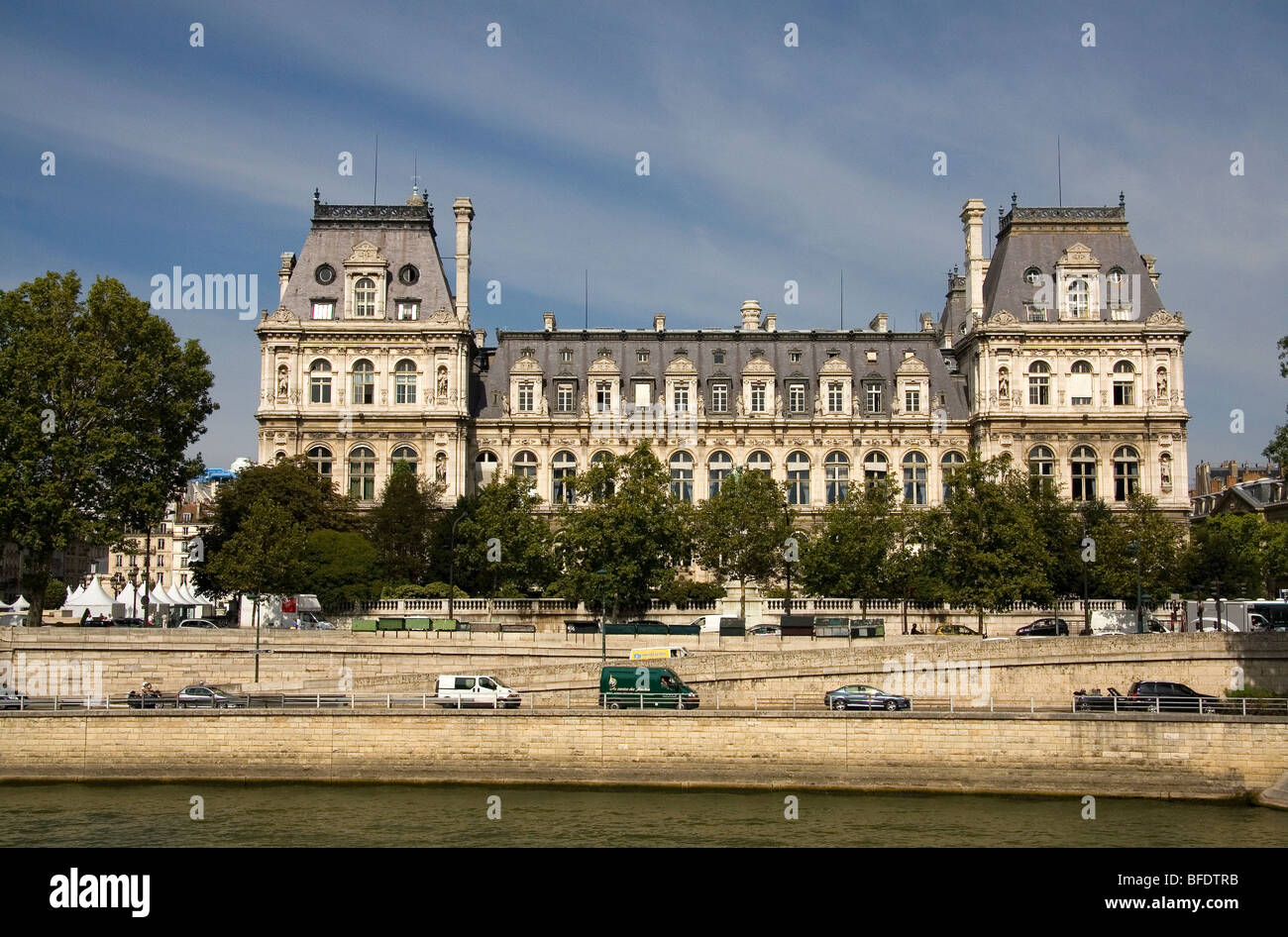 Hotel de Ville entlang dem Fluss Seine in Paris, Frankreich. Stockfoto