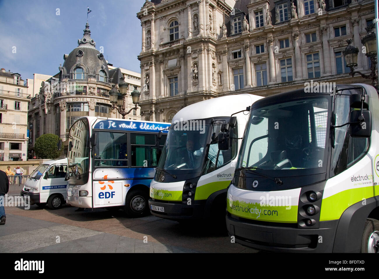 Elektrische Konzept Auto öffentliche Ausstellung vor dem Hotel de Ville in Paris, Frankreich. Stockfoto