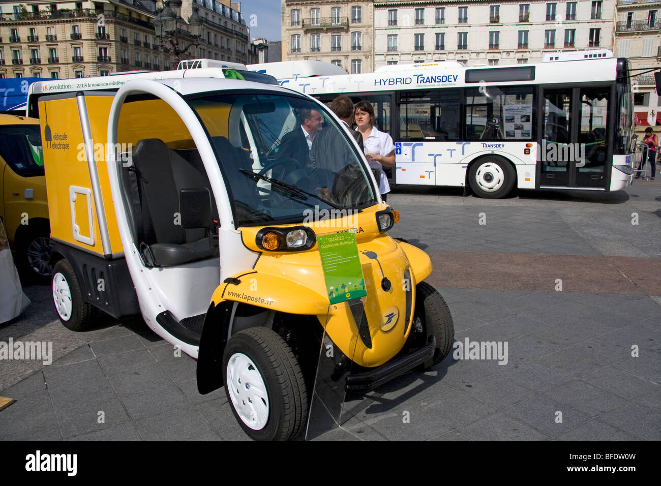Elektrische Konzept Auto öffentliche Ausstellung vor dem Hotel de Ville in Paris, Frankreich. Stockfoto