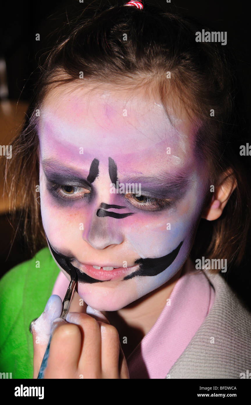 Junges Mädchen mit bemaltem Gesicht, Heathfield School, Ascot, Berkshire, England, Vereinigtes Königreich Stockfoto