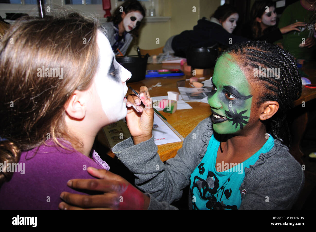 Junge Mädchen Gesicht malen, Heathfield School, Ascot, Berkshire, England, Vereinigtes Königreich Stockfoto