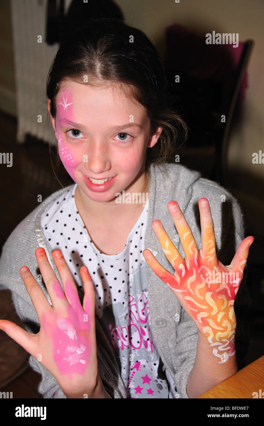 Junges Mädchen mit gemalten Gesicht und Hände, Heathfield School, Ascot, Berkshire, England, Vereinigtes Königreich Stockfoto