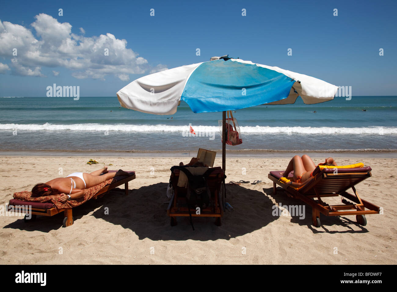 Frauen nehmen Sie ein Sonnenbad am Strand in Kuta, Bali, Indonesien Stockfoto