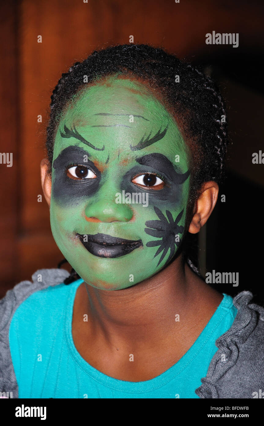 Junge schwarze Mädchen mit Gesicht gemalt, Heathfield School, Ascot, Berkshire, England, Vereinigtes Königreich Stockfoto