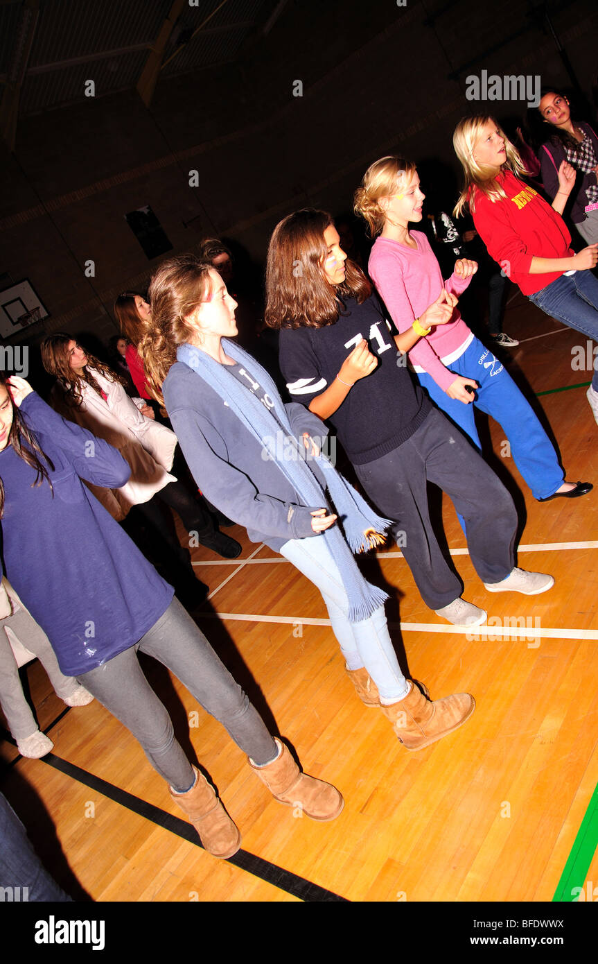 Mädchen tanzen in der Disco, Heathfield School, Ascot, Berkshire, England, Vereinigtes Königreich Stockfoto