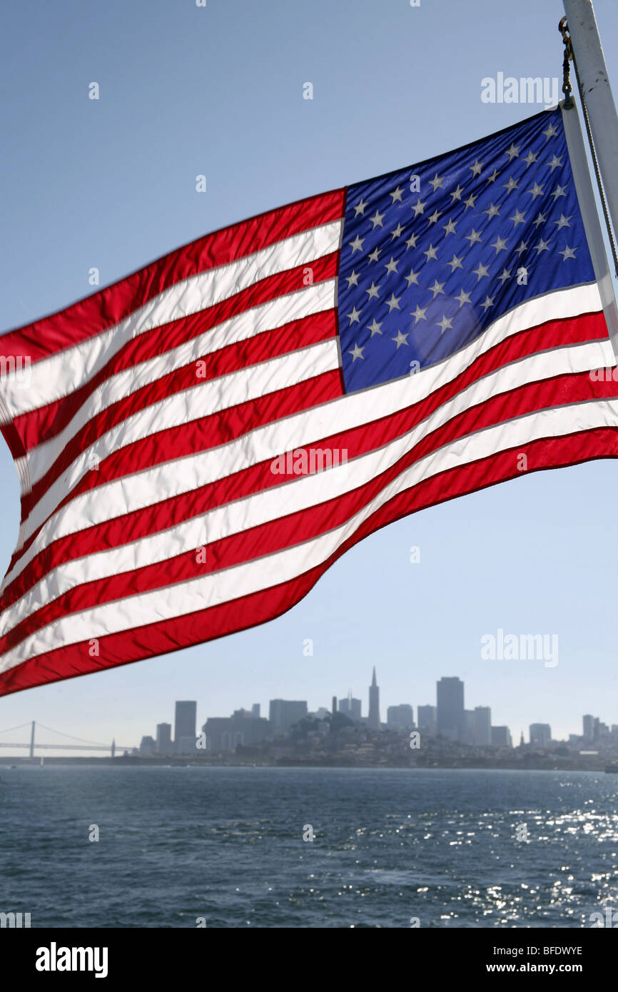 Die Skyline der Stadt von San Francisco und Sternenbanner US-amerikanische Flagge, California, Amerika Stockfoto