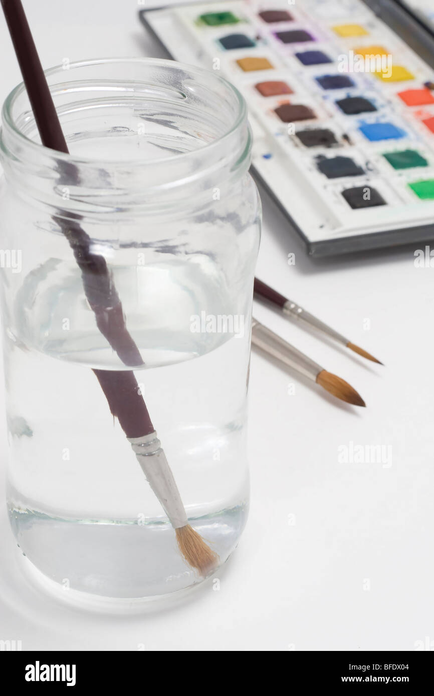 Ein Aquarell und Pinsel auf weißem Hintergrund Stockfoto