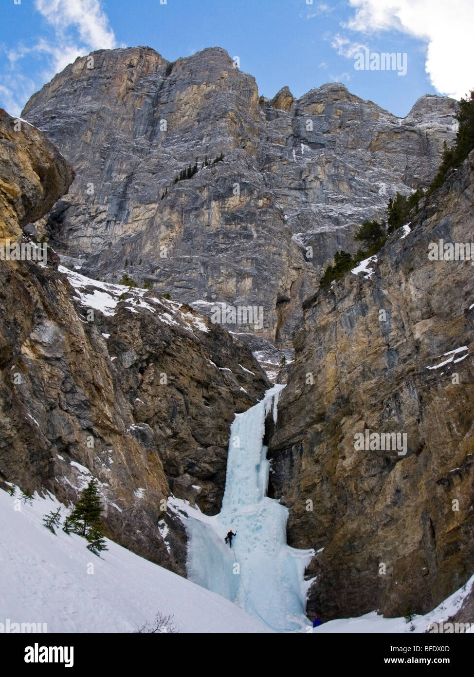Niedrigen Winkel Aussicht auf ein Eiskletterer macht seinen Weg nach oben Professor fällt WI 4, Banff Nationalpark, Alberta, Kanada Stockfoto