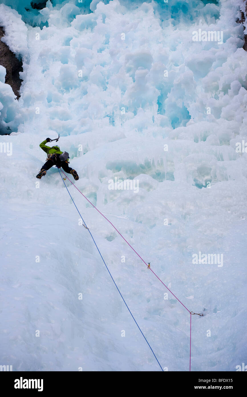 Niedrigen Winkel Aussicht auf ein Eiskletterer schwingt seine Axt ins Eis bei Ghost River, Alberta, Kanada Stockfoto Niedrigen Winkel Aussicht auf ein Eiskletterer schwingt seine Axt ins Eis bei Ghost River, Alberta, Kanada Stockfoto