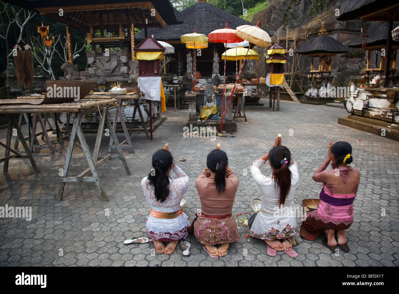 Balinesischen Frauen beten am Gunung Kawi Tempelanlage in Tampaksiring, Bali, Indonesien Stockfoto