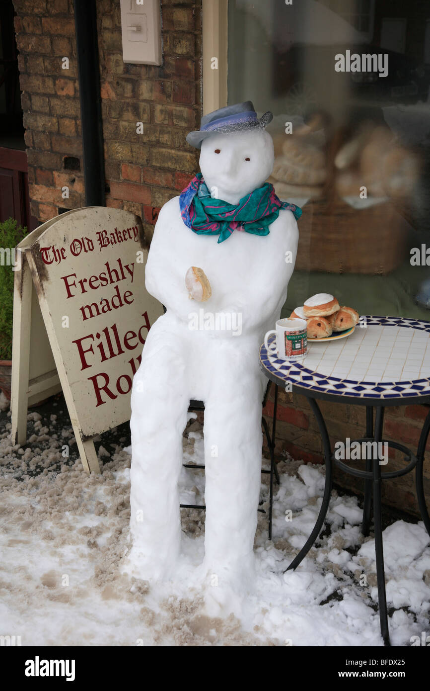 Schneemann-Display Winterdorf Bäckerei Deeping St James Stadt Lincolnshire England UK Stockfoto