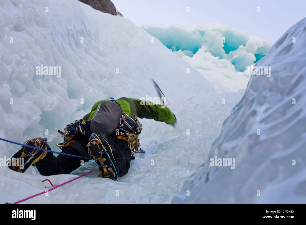 Ein Eiskletterer schwingt seine Axt ins Eis bei Ghost River, Alberta, Kanada Stockfoto Ein Eiskletterer schwingt seine Axt ins Eis bei Ghost River, Alberta, Kanada Stockfoto