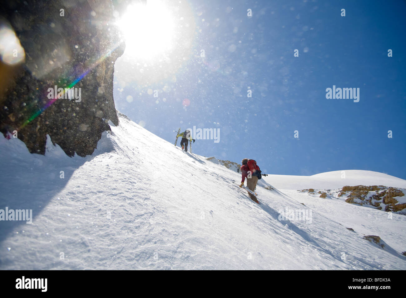 Skifahrer, die ihren Weg auf die weiße Pyramide, Mt Chephren, Icefields Parkway, Banff Nationalpark, Alberta, Kanada Stockfoto