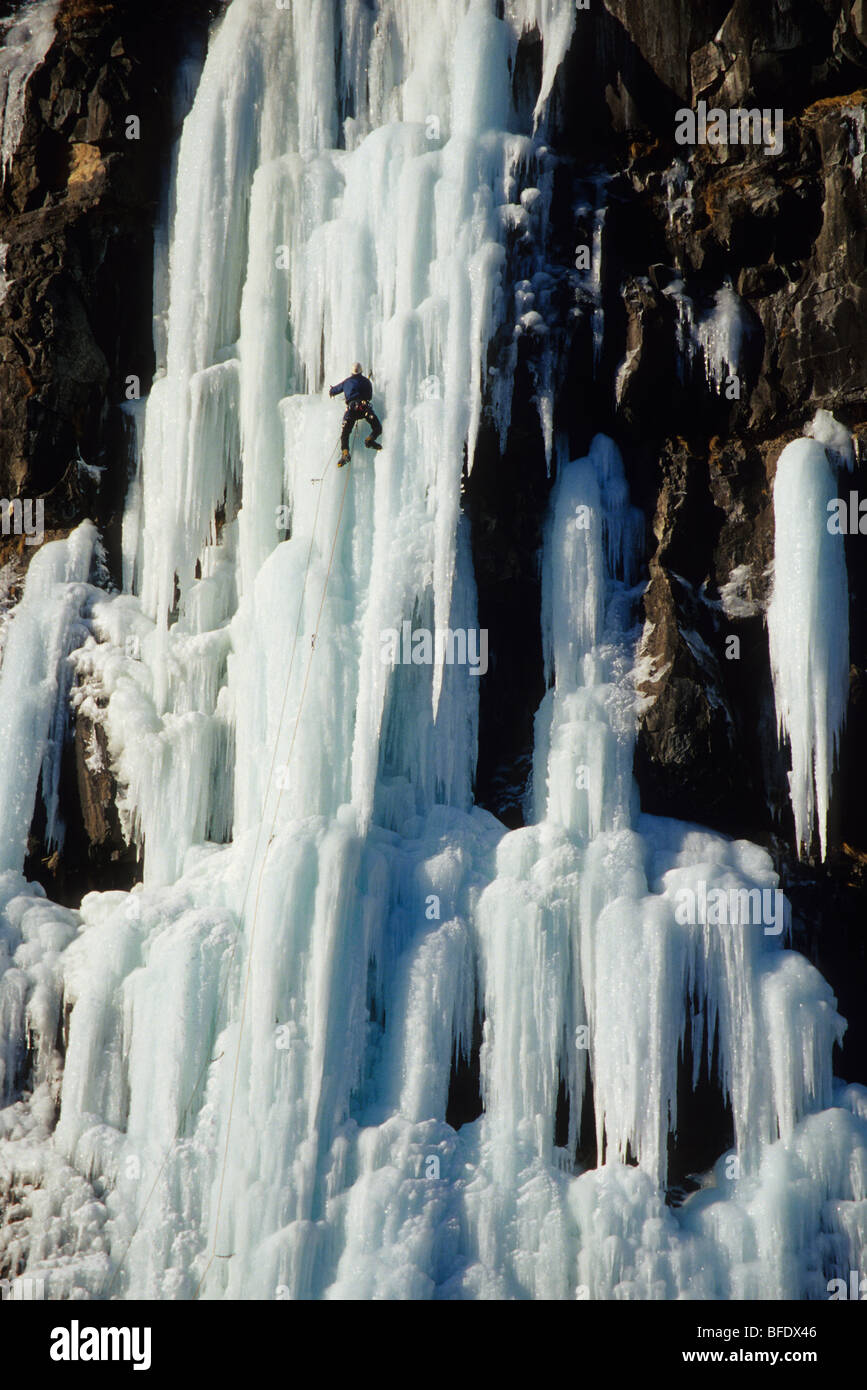 Ein Eiskletterer auf seinem Weg von Wiser Deluxe WI 5, Grand Manan Island, New Brunswick, Kanada Stockfoto
