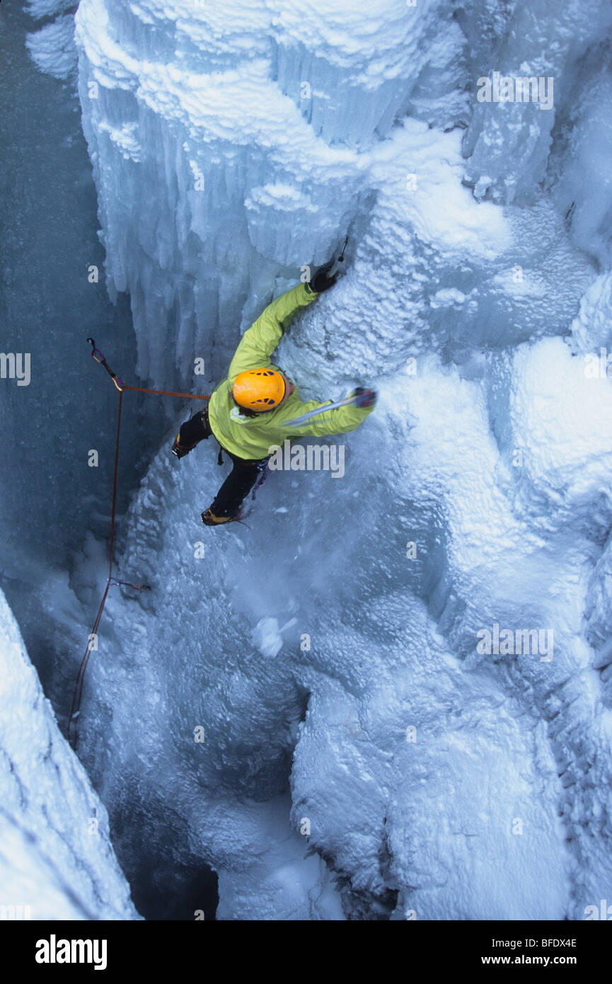 Ein Eiskletterer macht seinen Weg nach oben Tokumm Pole WI 5+, Kootenay National Park, Britisch-Kolumbien, Kanada Stockfoto