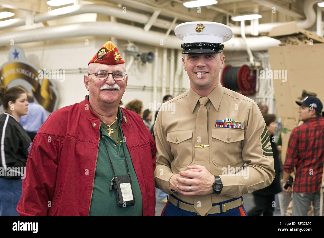 lächelnde junge Marine Sergeant mit Stolz veteran tragen Marinekorps Insignien um seinen Hals innere USS New York zu besuchen Stockfoto