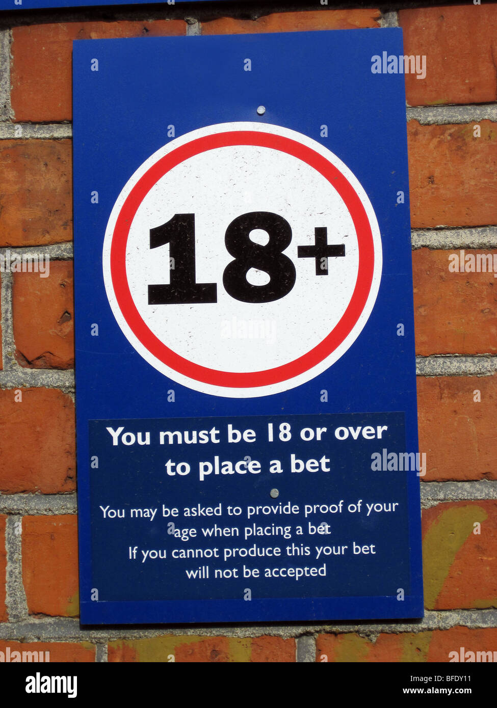 18 + Zeichen auf dem Ascot Racecourse zeigen Alter begrenzen für Wetten auf Pferderennen in Ascot, England Stockfoto