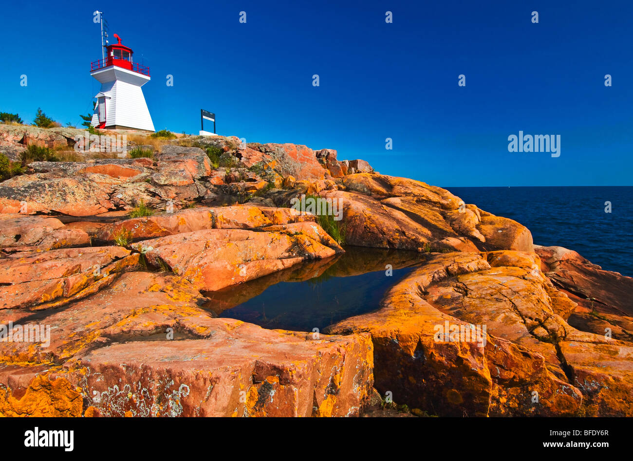 Leuchtturm auf Pre-Kambrium Schild von Georgian Bay, Killarney Provincial Park, Ontario, Kanada Stockfoto