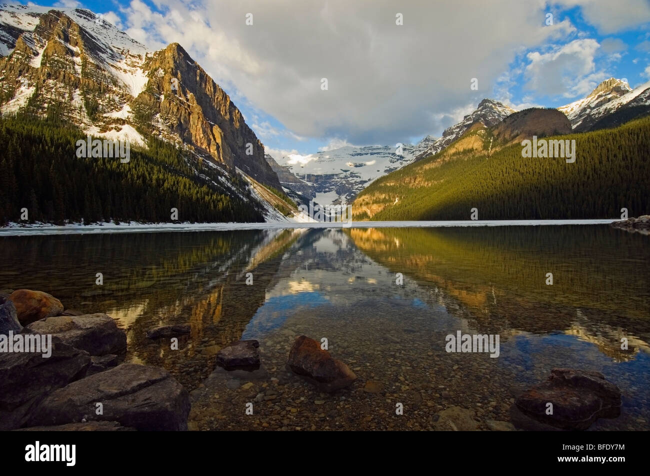 Wasserspiegelungen in Lake Louise, Banff Nationalpark, Alberta, Kanada Stockfoto