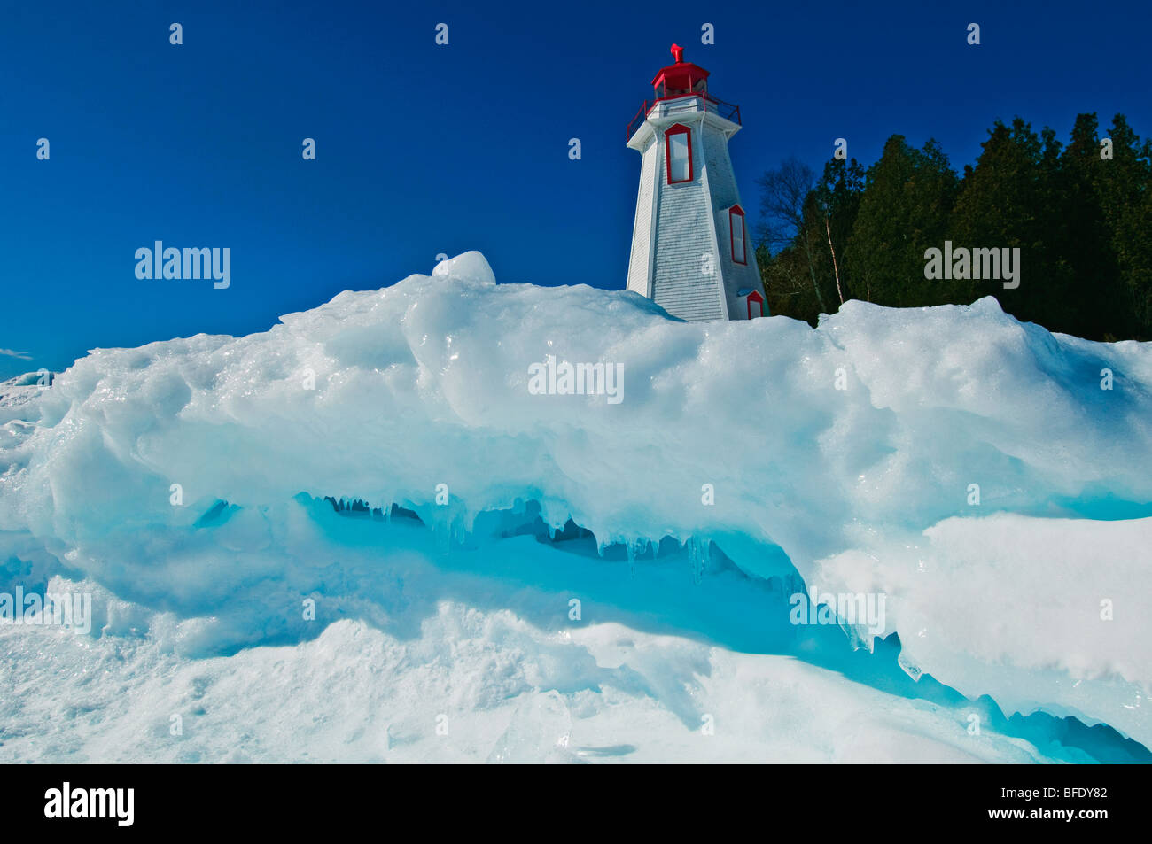 Leuchtturm im Winter am Rande der Georgian Bay in Tobermory, Bruce Peninsula National Park, Ontario, Kanada Stockfoto