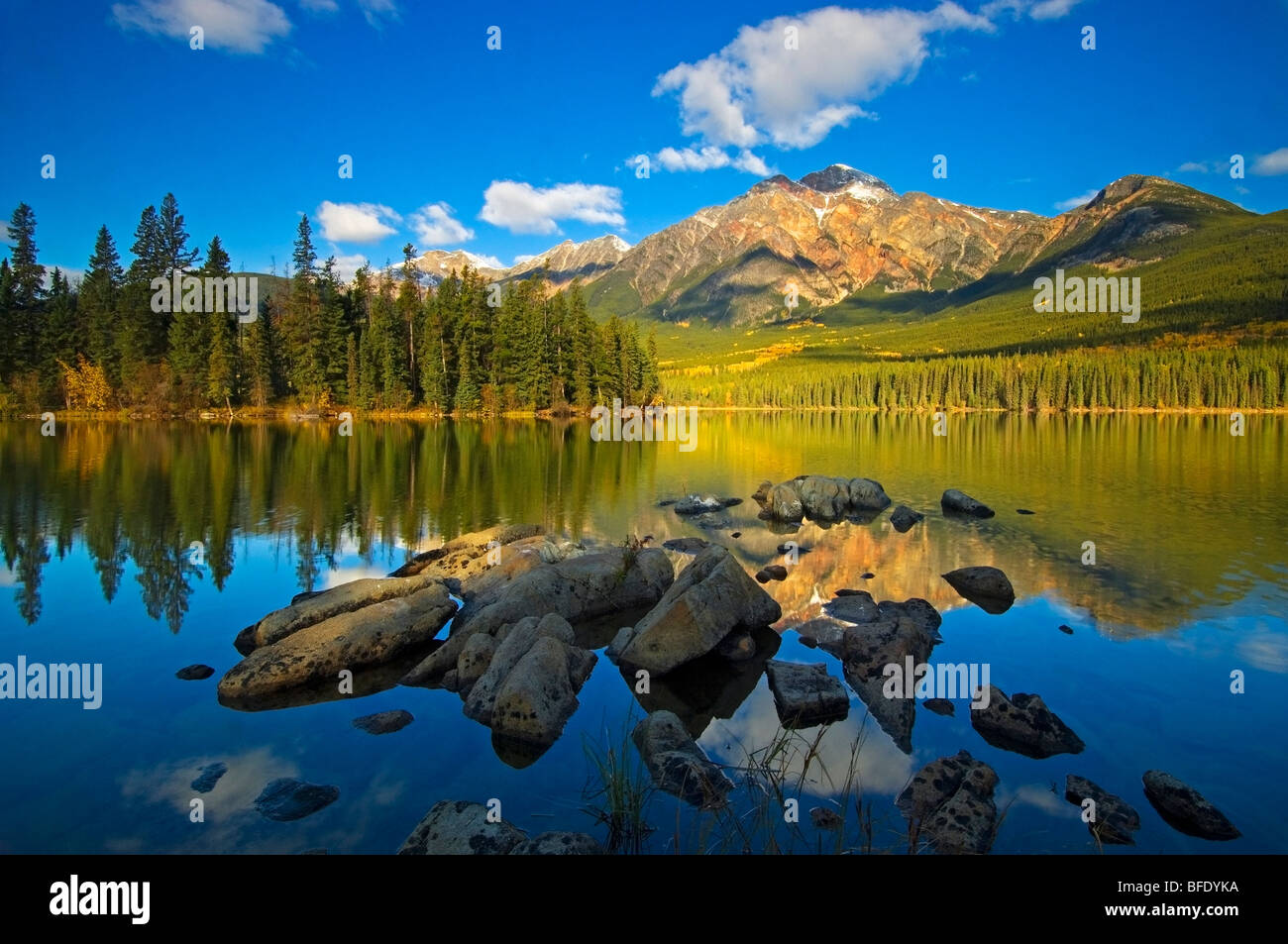 Pyramid Mountain reflektiert im Pyramid Lake im Jasper Nationalpark, Alberta, Kanada Stockfoto