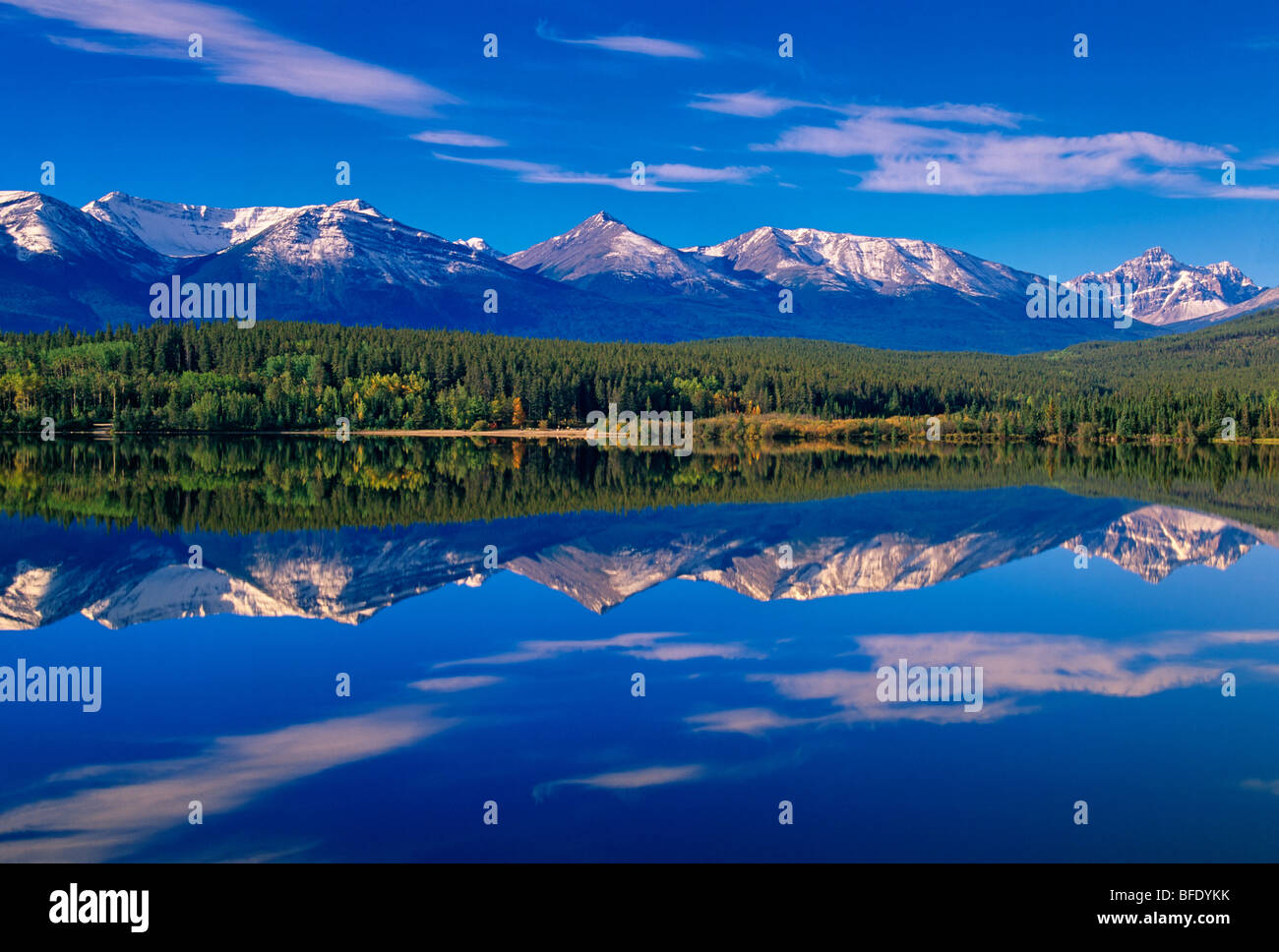 Pyramid Lake und Bergen südwestlich von Jasper (Indian Ridge Center), Jasper Nationalpark, Alberta, Kanada Stockfoto