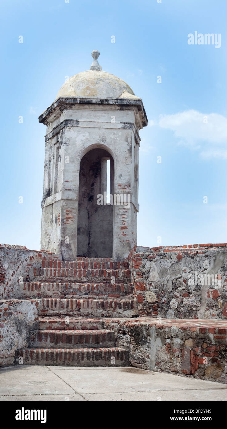 Ein kolonialer Turm im Castillo San Roanea de Barajas, Cartagena de Indias, Kolumbien. Stockfoto