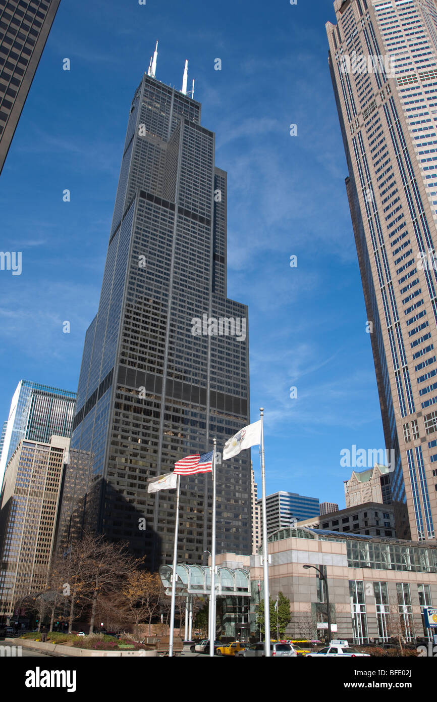 Sears Tower Wolkenkratzer jetzt genannt Willis Tower in Chicago USA mit blauem Himmel und Flaggen Stockfoto