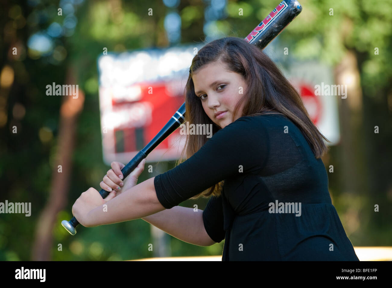 Ein junges Mädchen ist bereit, einen Softball getroffen Stockfoto