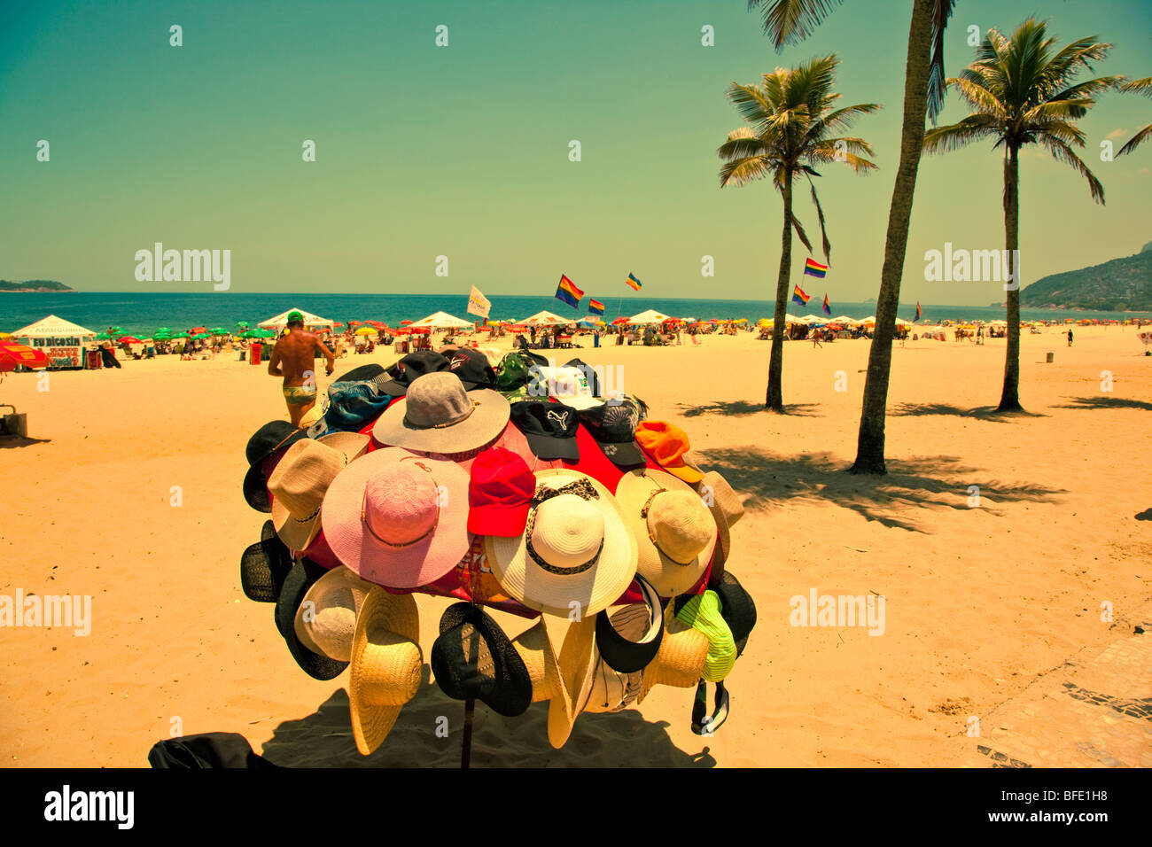 Hüte für Verkauf am Strand von Ipanema Stockfoto