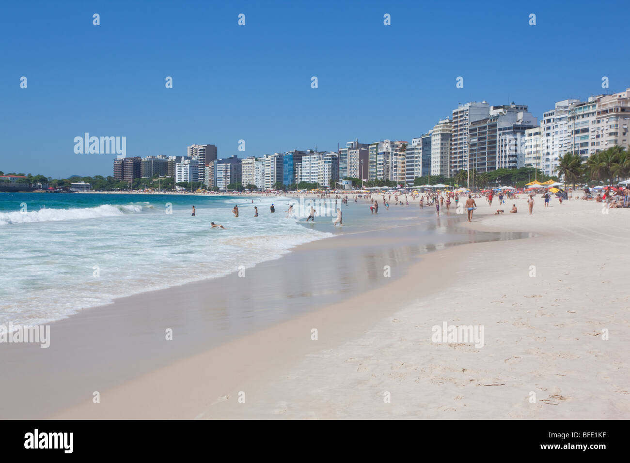 Sonniger Tag am Copacabana Strand Rio de Janeiro Stockfoto