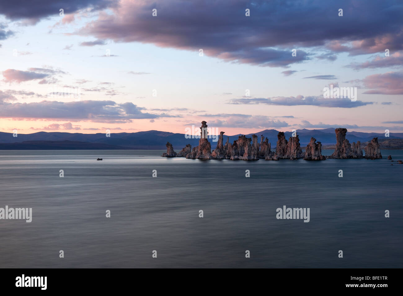 Dämmerung über der kalifornischen Mono Lake und ein paar Eulen sitzen oben auf die Offshore-Tuffstein-Türme. Stockfoto