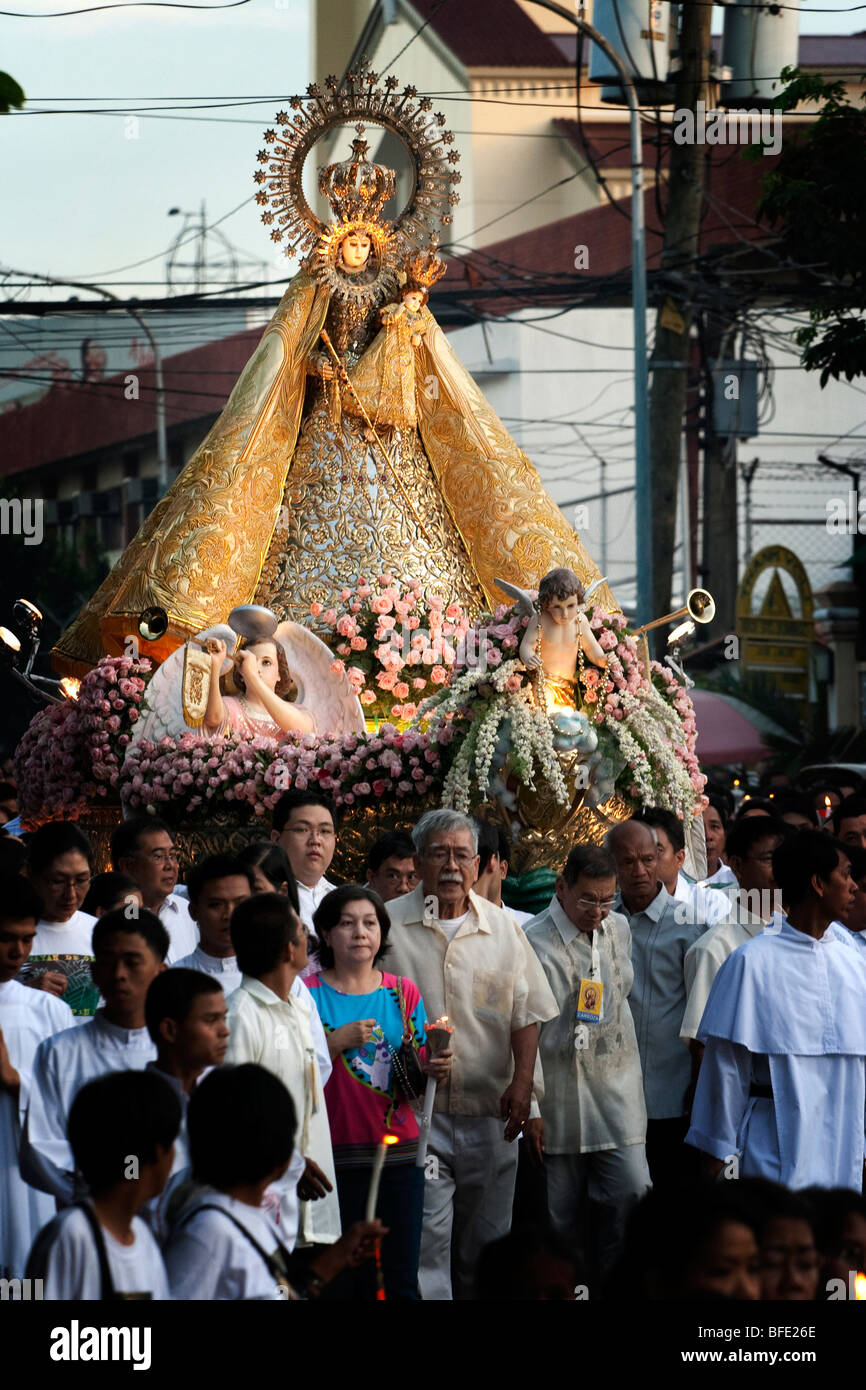 Prozession der Madonna des Rosenkranzes während der La Naval Feiertag in Sto. Domingo Church. Stockfoto