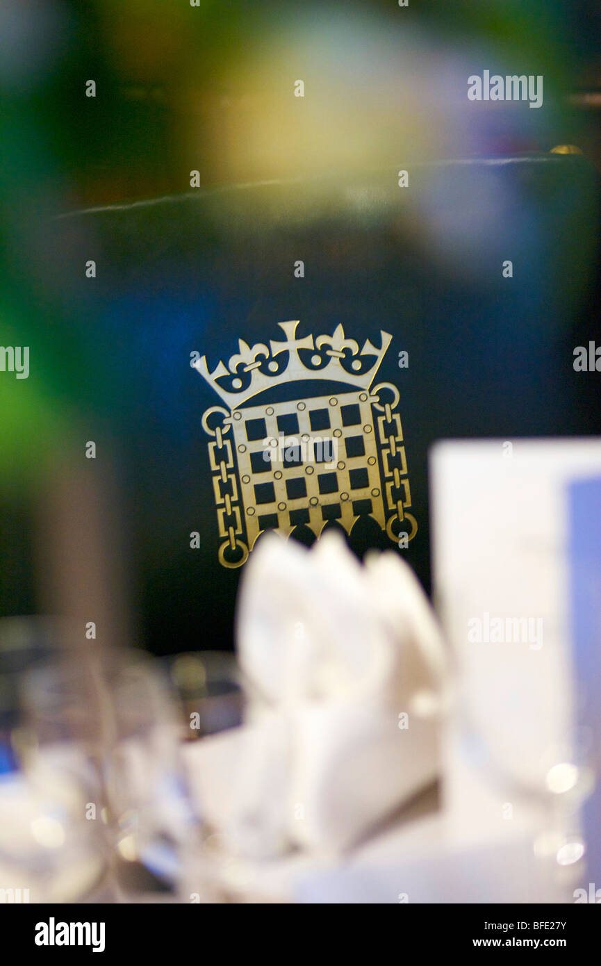 Die halbamtliche Emblem von den Houses of Parliament ist ein gekröntes Fallgitter gesehen auf einem Sitz eine Abendessen-Funktion gibt. Stockfoto