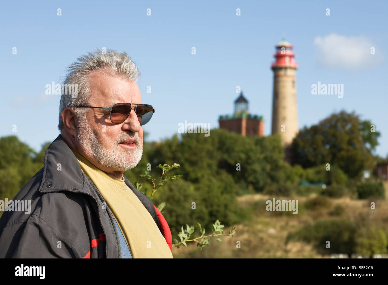 Senior Tourist auf Rügen Insel, Deutschland, Leuchttürme von Kap Arkona im Hintergrund Stockfoto