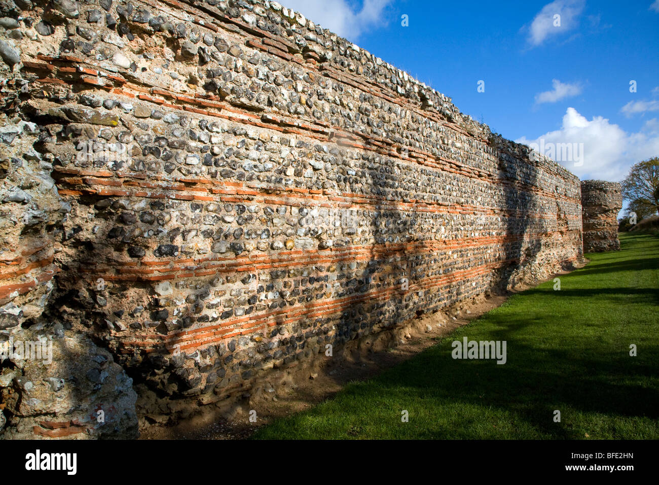 Ziegelmauern von römischem Fort, Burgh Castle, Norfolk, England Stockfoto