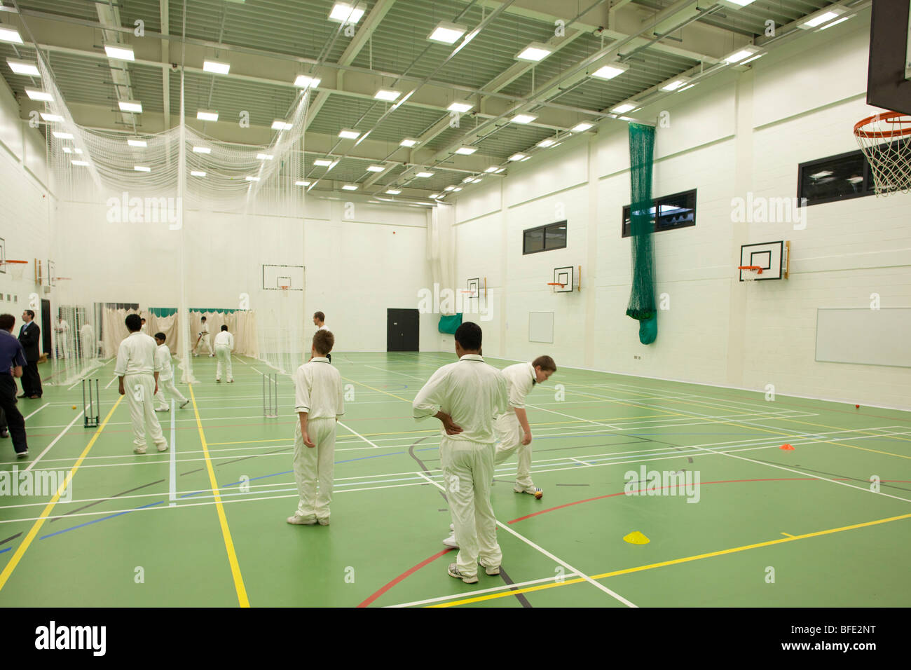 Cricket-Netze in der Langley Akademie, Slough, Berkshire, gebaut von Foster Partners. Das Gebäude verfügt über einen sehr niedrigen Kohlenstoff-Fußabdruck... Stockfoto