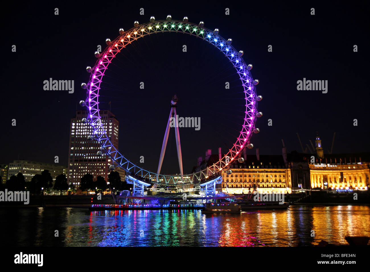 Millennium Wheel in London, England, beleuchtet in Regenbogen Lichter gay-Pride in London feiern Stockfoto