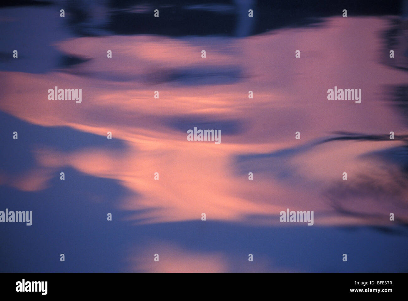 Abstrakte Reflexion des Abends Wolken im Wasser Stockfoto