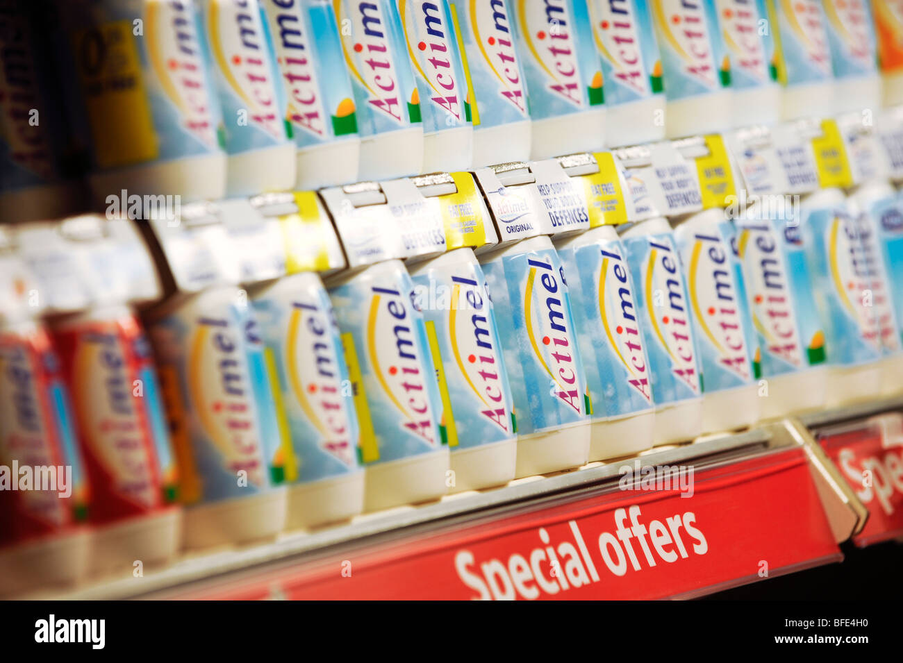 Probiotische Joghurt Gesundheitsdrink gestapelt Actimel in den Supermarktregalen in Großbritannien. Stockfoto