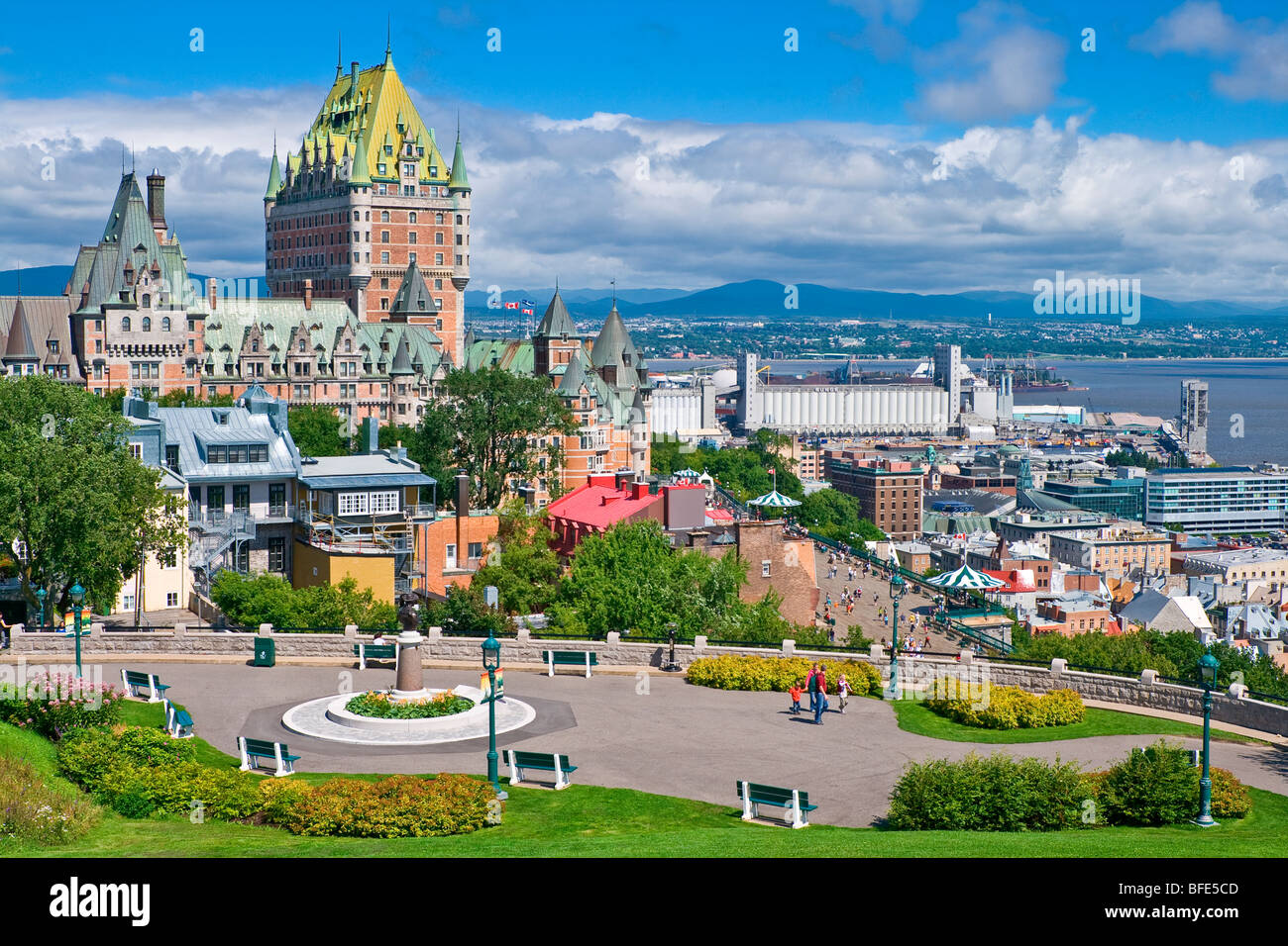 Stadtbild von Old Quebec City mit Chateau Frontenac in der Ferne und Cap Diamant Park im Vordergrund Stockfoto