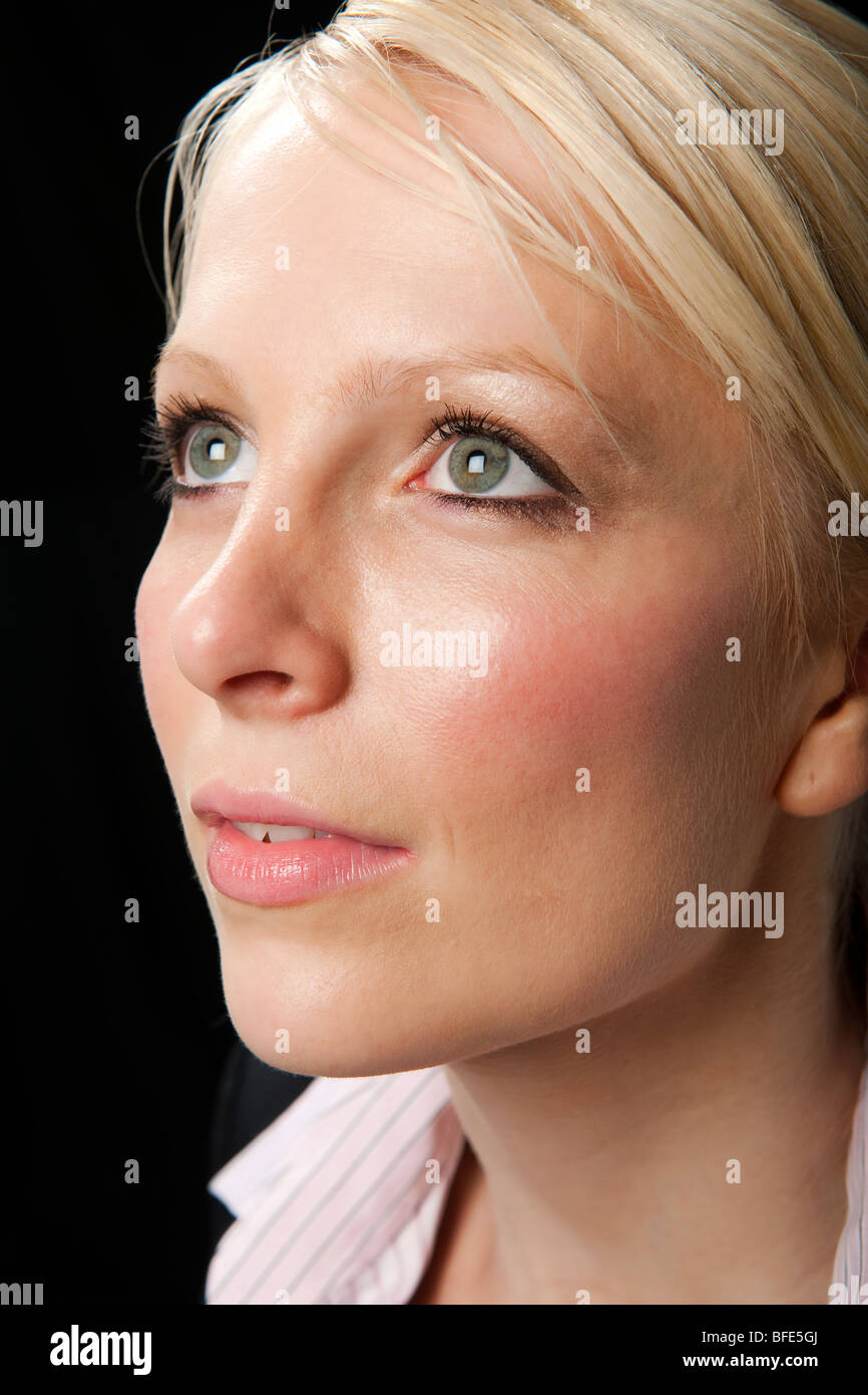 Kopf und Schultern Schuss einer jungen weißen attraktive Frau in einem Geschäft passen Alter 20-25 Stockfoto