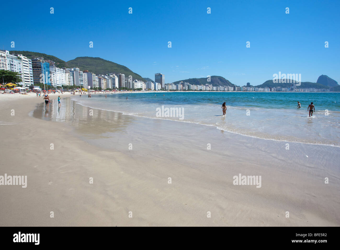 Sonniger Tag am Copacabana Strand Rio de Janeiro Stockfoto