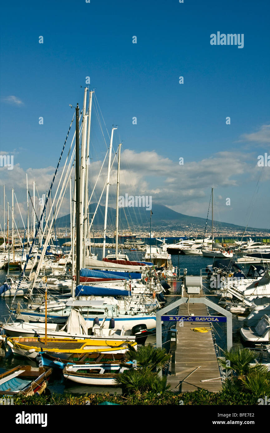 RYCC Reale Yacht Club Canottieri Savoia Pier, 1893 Landschaft mit Vulkan Vesuv aus Borgo Marinaro, Neapel, Kampanien, es Stockfoto