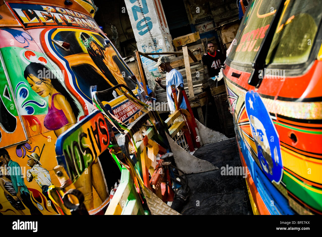 Zwei-Klapses Busse warten in der Zeile für ihre normale Route in der Innenstadt von Port-au-Prince, Haiti abzuweichen. Stockfoto