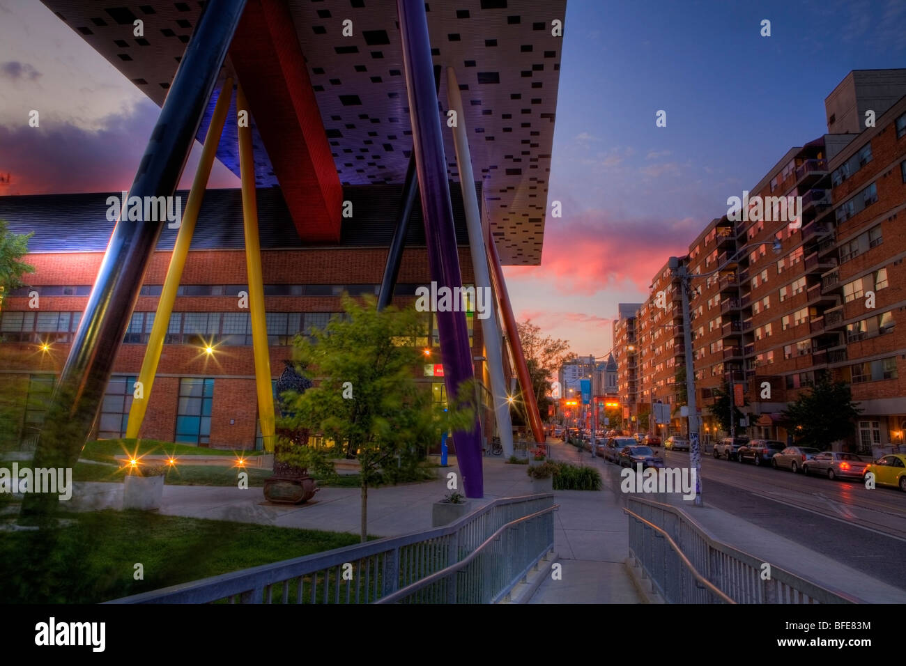 Einzigartige Architektur des Ontario College of Art und Design in der Abenddämmerung, Toronto, Ontario, Kanada Stockfoto